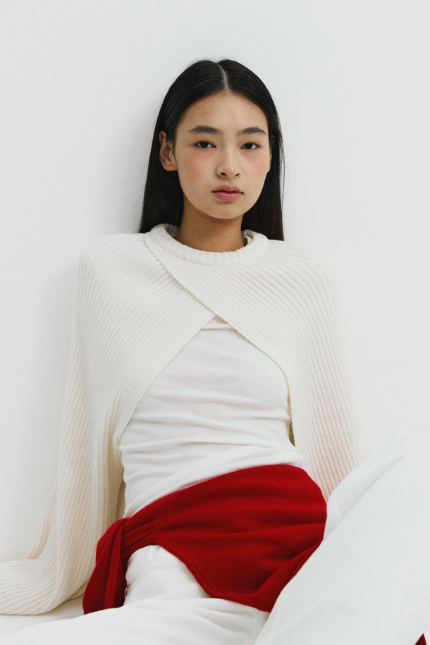 아이보리 와이드 슬리브 볼레로입니다. 캐시미어와 울 혼방 소재로 제작되어 부드러운 촉감과 따뜻함을 선사하며, 가을, 겨울 시즌에 착용하기 좋습니다. 라운드넥에 루즈핏 디자인으로 편안하면서도 엘레강스한 무드를 연출합니다. 와이드 슬리브와 사선 디테일이 돋보이며, 크롭 기장으로 다양한 스타일링에 활용할 수 있습니다. 데이트룩, 모임룩, 출근룩 등 TPO에 맞춰 클래식, 미니멀, 시크한 스타일을 연출해보세요.
