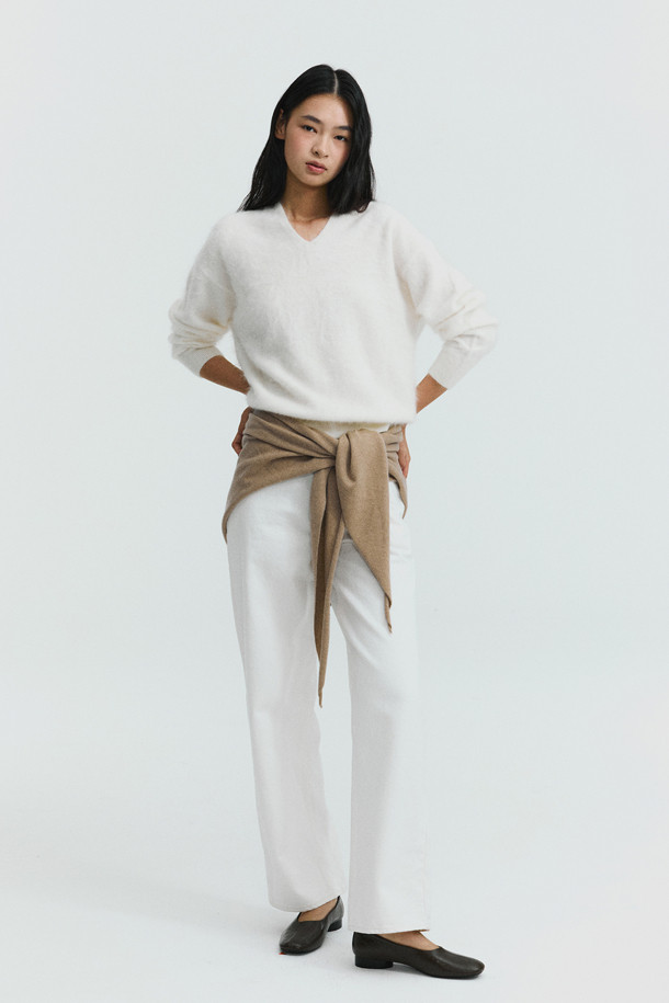 베이지 색상의 Triangle 머플러입니다. 몽골산 캐시미어 100% 소재로 제작되어 부드러운 촉감과 뛰어난 보온성을 제공하며, 가을, 겨울철에 착용하기 좋습니다. 얇은 두께로 휴대성이 용이하며, 숄 스타일로도 연출할 수 있습니다. 베이직한 디자인과 무지 패턴으로 다양한 스타일의 의상에 두루 잘 어울립니다. 넉넉한 사이즈로 포근하게 감싸주어 따뜻함을 더해줍니다.
