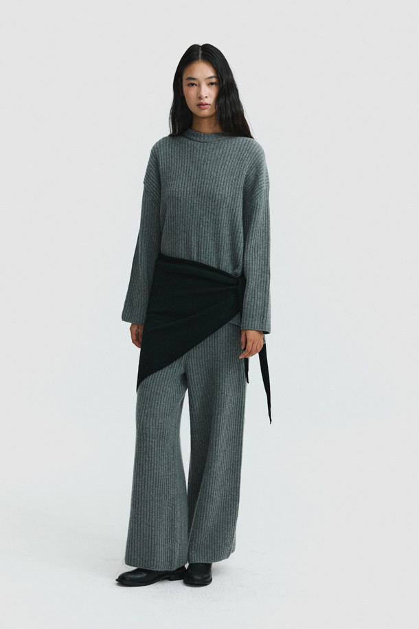 몽골산 캐시미어 100%로 제작된 Triangle 머플러(블랙)입니다. 가을, 겨울철 보온성을 책임지는 부드러운 촉감의 얇은 두께로, 숄처럼 활용 가능한 넉넉한 사이즈가 특징입니다. 베이직한 디자인과 무지 패턴은 클래식, 미니멀, 캐주얼 등 다양한 스타일 연출에 용이하며, 출근룩과 모임룩에 모두 잘 어울립니다. 가볍게 걸쳐 포근함을 더해보세요.
