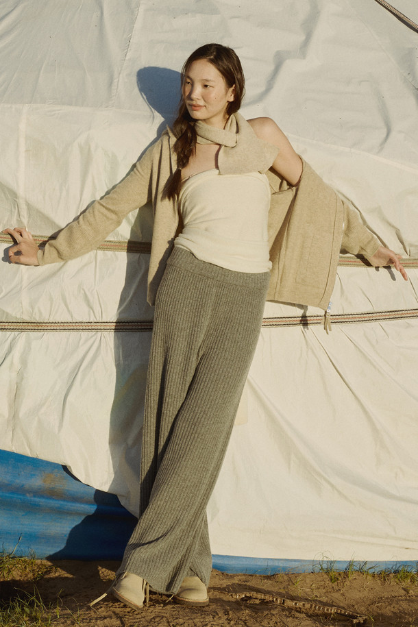 캐시미어 쁘띠 머플러 (라이트 베이지)는 가을과 겨울, 미니멀하고 클래식한 스타일을 연출하기에 적합합니다. 부드러운 캐시미어 소재에 도톰한 두께감으로 보온성을 높였으며, 이중직으로 제작되어 탄탄한 내구성을 자랑합니다. 숏한 기장감과 홀 트임 디자인으로 휴대성이 뛰어나며, 출근룩이나 모임룩에 포인트를 더할 수 있습니다. 무지 디자인의 라이트 베이지 컬러는 어떤 옷에도 잘 어울려 데일리 머플러로 활용하기 좋습니다. 
