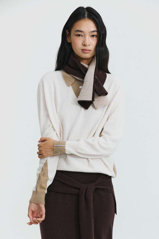 캐시미어 쁘띠 머플러 (브라운)는 부드러운 촉감과 뛰어난 보온성을 제공하는 겨울철 필수 아이템입니다. 이중직 편직으로 제작되어 두꺼우면서도 포근하며, 숏한 기장감과 홀 트임 디자인으로 세련된 스타일을 연출합니다. 출근룩과 모임룩에 미니멀하고 클래식한, 혹은 캐주얼한 무드를 더해주는 활용도 높은 머플러입니다. 무지 디자인으로 어떤 스타일에도 잘 어울리며, 휴대성이 높아 언제 어디서든 따뜻함을 유지할 수 있습니다. 가을, 겨울 시즌 데일리 머플러로 추천합니다.
