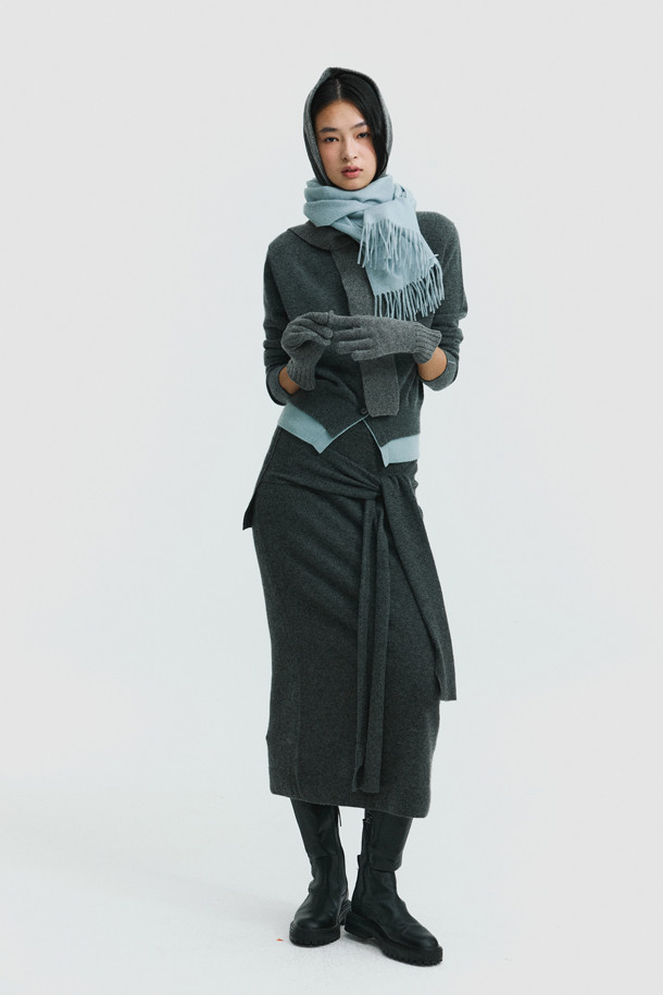 [Re-order] 캐시미어 클래식 머플러 (블루)는 남녀 모두 착용 가능한 머플러/스카프입니다. 부드러운 캐시미어 소재로 제작되어 겨울철 보온성을 높여주며, 164cm의 넉넉한 기장과 지블링 기법으로 고급스러움을 더했습니다. 무지 디자인에 프린지 장식이 더해져 클래식하면서도 모던한 스타일을 연출하며, 출근룩, 모임룩, 데이트룩 등 다양한 TPO에 활용하기 좋습니다. 가벼운 무게감으로 편안한 착용감을 선사하는 이 머플러는 미니멀, 시크 스타일에 잘 어울립니다.
