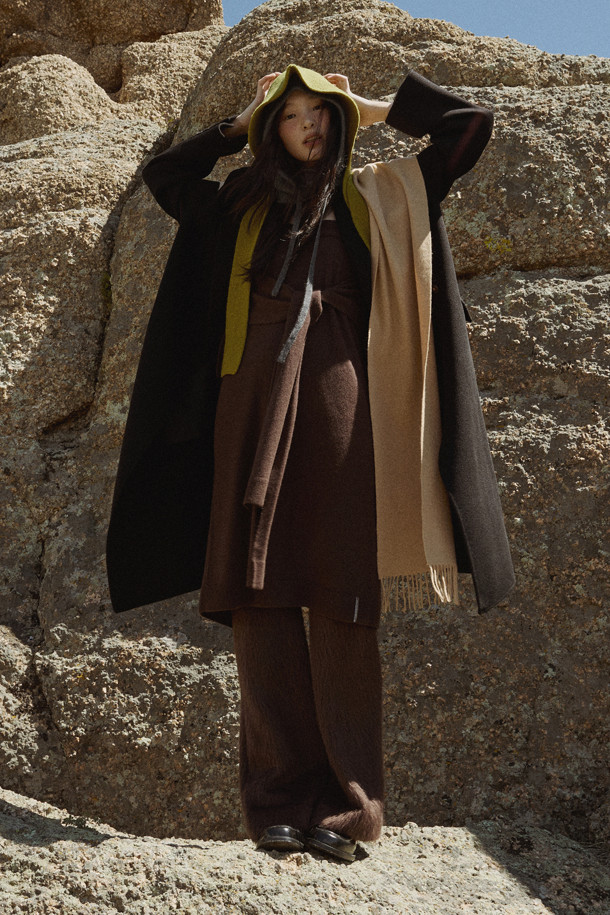 캐시미어 클래식 머플러 (Camel)는 부드러운 촉감과 뛰어난 보온성을 자랑하는 겨울철 필수 아이템입니다. 지블링 기법으로 제작되어 은은한 광택과 고급스러움을 더했으며, 164cm의 넉넉한 기장으로 다양한 스타일 연출이 가능합니다. 클래식하고 모던한 디자인으로 남녀 모두에게 잘 어울리며, 겨울 데일리룩에 따뜻함과 세련됨을 더해줍니다. 부드러운 캐시미어 소재는 편안한 착용감을 선사합니다.
