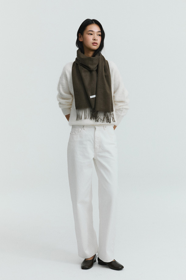 캐시미어 클래식 머플러 (올리브)는 부드러운 촉감과 뛰어난 보온성을 자랑하는 겨울철 필수 아이템입니다. 164cm의 넉넉한 기장감으로 다양한 스타일 연출이 가능하며, 지블링 기법을 통해 고급스러운 분위기를 더했습니다. 올리브 컬러의 무지 디자인으로 클래식하고 미니멀한 룩을 완성하며, 가벼운 무게감으로 편안하게 착용할 수 있습니다. 겨울 데일리룩에 우아함을 더해줄 캐시미어 머플러를 만나보세요.
