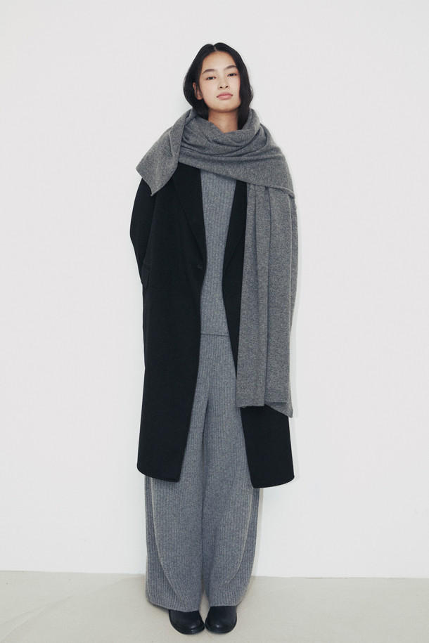 몽골산 캐시미어 100% 소재의 캐시미어 와이드 숄 (그레이)입니다. 가을, 겨울 시즌에 어울리는 부드러운 촉감과 얇은 두께로 제작되어, 가볍게 걸치기 좋습니다. 베이직하고 클래식한 디자인으로 여행룩, 휴가룩과 미니멀한 스타일을 연출하기 좋습니다. 70cm x 200cm의 넉넉한 사이즈로 담요, 숄, 머플러 등 다용도로 활용 가능하며, 휴대성이 뛰어나 실용적입니다.
