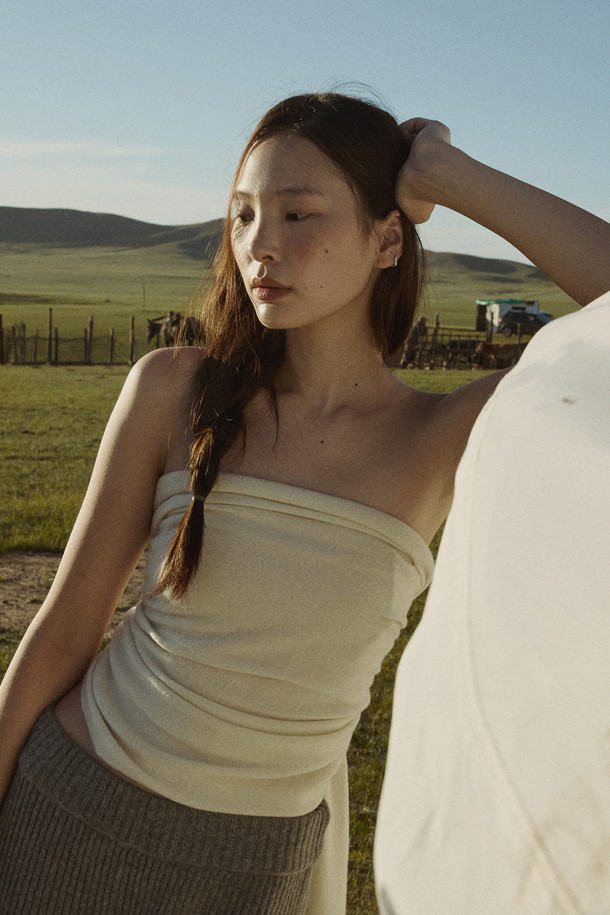 아이보리 컬러의 캐시미어 와이드 숄입니다. 몽골산 캐시미어 100%로 제작되어 부드러운 촉감과 얇지만 뛰어난 보온성을 자랑합니다. 가을, 겨울철 일상룩과 여행룩에 클래식하고 미니멀한 스타일을 더해줍니다. 넓은 폭으로 담요, 숄, 머플러 등 다용도로 활용 가능하며, 가벼운 무게감과 휴대성이 뛰어나 실용적입니다. 민감한 피부에도 자극 없이 편안하게 착용할 수 있습니다.
