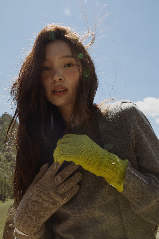 몽골산 캐시미어 100% 소재의 베이직 장갑입니다. 부드러운 촉감과 두꺼운 두께로 뛰어난 보온성을 제공하며, 가을, 겨울철 데일리 아이템으로 활용하기 좋습니다. 베이지 컬러의 무지 디자인으로 클래식하고 미니멀한 스타일을 연출합니다. 팔목 위 길이의 디자인과 립조직 손목 밴딩으로 안정적인 착용감을 선사하며, 검지 핑거홀이 있어 스마트폰 터치도 가능합니다.
