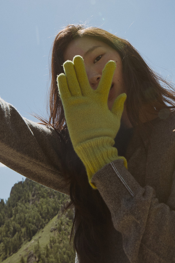 몽골산 캐시미어 100% 소재의 베이직 장갑입니다. 부드러운 촉감과 얇은 두께로 가을, 겨울철 일상에서 착용하기 좋습니다. 연그린 컬러에 무지 디자인으로 어떤 스타일에도 잘 어울리며, 팔목 위 길이와 손목 립조직으로 안정적인 착용감을 제공합니다. 검지 핑거홀이 있어 스마트폰 터치도 가능하며, 보온성을 더해줍니다. 클래식, 미니멀, 캐주얼 등 다양한 스타일에 매치하여 따뜻하고 세련된 스타일을 연출해보세요.
