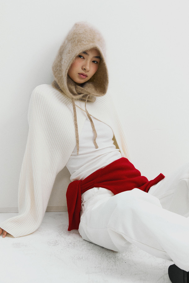 베이지 컬러의 헤어리 캐시미어 바라클라바입니다. 부드러운 촉감의 캐시미어 소재에 브러싱 처리를 더해 포근함을 높였습니다. 깊은 모자 깊이와 후드형 디자인으로 보온성을 극대화하며, 스트링으로 핏 조절이 가능합니다. 겨울철 데일리룩, 산책룩, 집콕룩 등 다양한 TPO에 활용 가능하며, 넥워머로도 사용할 수 있습니다. 미니멀, 클래식, 캐주얼 스타일을 즐겨 입는 분들께 추천합니다.
