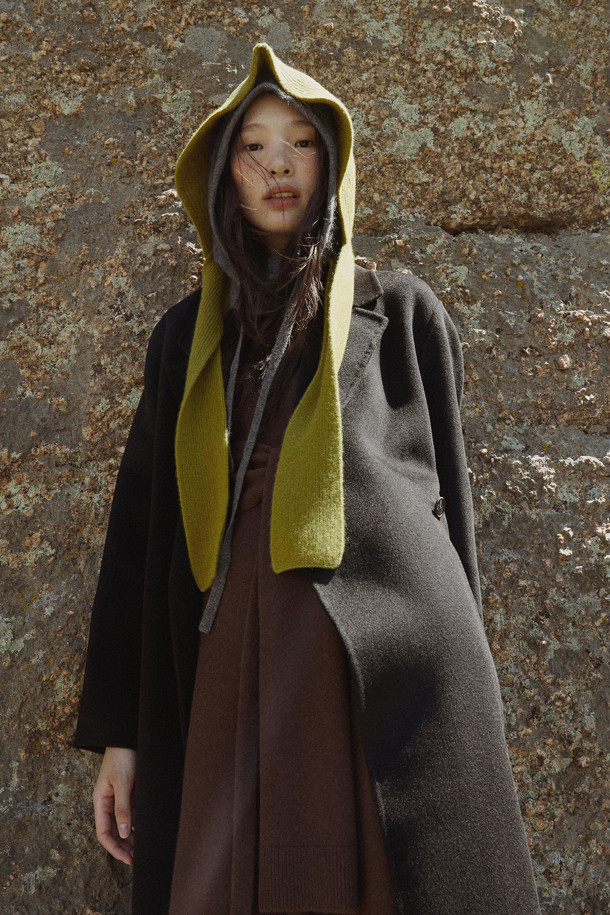 Hairy 캐시미어 바라클라바 (다크 그레이)는 겨울과 가을, 포근함과 스타일을 동시에 원하는 당신을 위한 아이템입니다. 부드러운 캐시미어 소재와 브러싱 처리로 풍성한 텍스처를 선사하며, 두꺼운 두께감으로 뛰어난 보온성을 자랑합니다. 딥한 다크 그레이 컬러와 무지 디자인은 클래식, 미니멀, 캐주얼 등 어떤 스타일에도 자연스럽게 어울립니다. 스트링 디테일로 사이즈 조절이 용이하며, 넥워머로도 활용 가능하여 실용성을 더했습니다. 쌀쌀한 날씨, 데일리룩, 산책룩, 여행룩에 따뜻함과 세련됨을 더해보세요.
