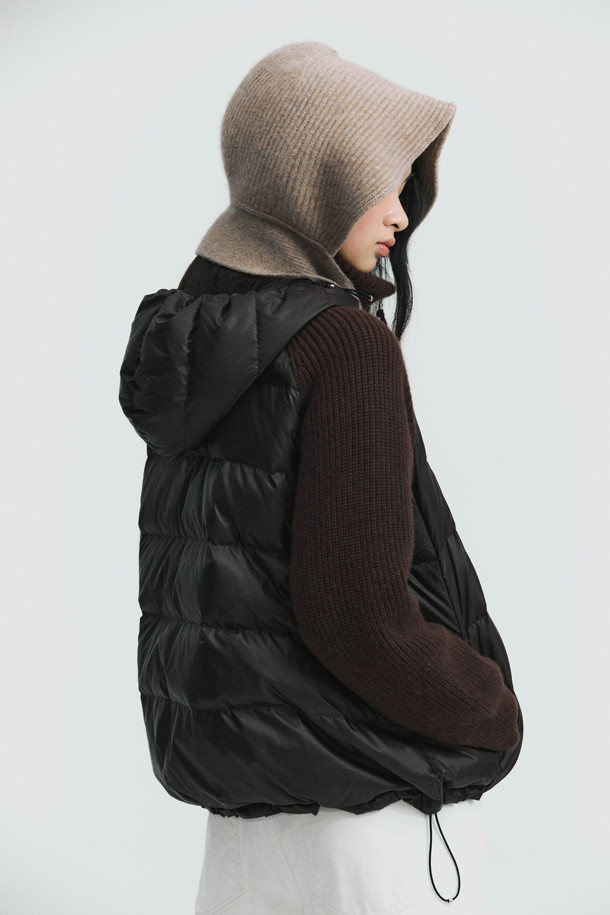 몽골산 캐시미어 100% 소재의 캐시미어 바라클라바 (베이지)입니다. 부드러운 촉감과 얇은 두께로 제작되어 편안한 착용감을 선사하며, 겨울철 보온성을 책임집니다. 립조직 무늬와 베이지 컬러가 어우러져 미니멀, 클래식, 캐주얼 등 다양한 스타일과 매치하기 좋습니다. 머플러처럼 연출 가능하며, 이마를 가리는 후드 크기로 디자인되어 보온성을 높였습니다. 출근룩과 여행룩에 모두 활용 가능한 실용적인 아이템입니다.
