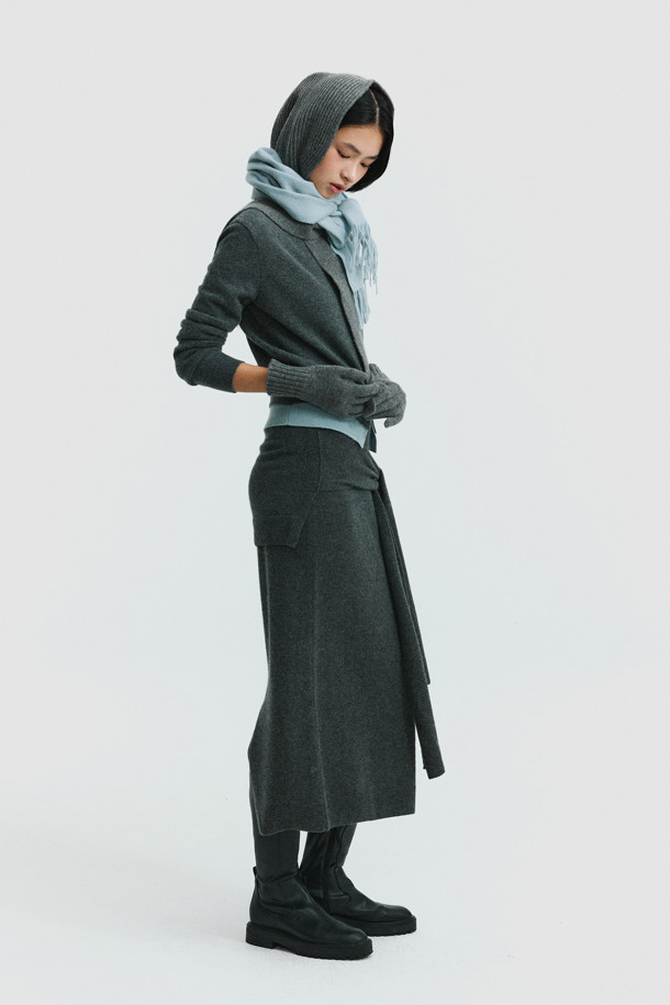 캐시미어 바라클라바 (그레이)는 몽골산 캐시미어 100% 소재로 제작되어 부드러운 촉감과 뛰어난 보온성을 제공합니다. 겨울철 일상에서 착용하기 좋으며, 미니멀, 클래식, 캐주얼 스타일 모두 소화 가능합니다. 얇은 두께감과 가벼운 무게로 휴대성이 뛰어나며 머플러 스타일로도 연출할 수 있습니다. 이마를 충분히 덮는 후드 크기로 한겨울 추위에도 포근함을 선사합니다. 립조직 짜임으로 은은한 멋을 더한 바라클라바입니다.
