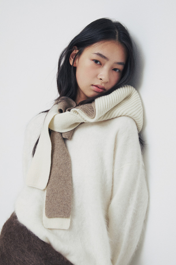 아이보리 색상의 캐시미어 바라클라바입니다. 부드러운 촉감의 캐시미어 소재로 제작되어 겨울철 보온에 효과적이며, 얇은 두께로 답답함 없이 착용할 수 있습니다. 립조직 디테일로 포인트를 더했으며, 머플러 스타일과 후드 스타일로 다양하게 연출이 가능합니다. 미니멀, 클래식, 캐주얼 등 다양한 스타일과 매치하기 좋으며, 휴대성이 뛰어나 언제 어디서든 따뜻함을 더할 수 있습니다.
