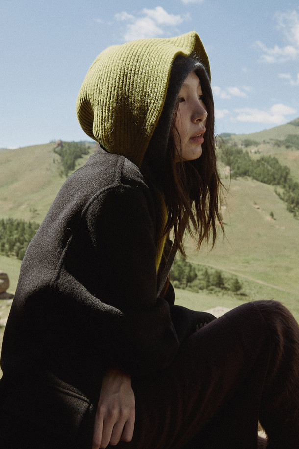 캐시미어 바라클라바 (올리브)는 겨울철 추위로부터 당신을 따뜻하게 보호해 줄 필수 아이템입니다. 부드러운 캐시미어 소재와 깊은 모자 깊이, 두꺼운 두께감으로 뛰어난 보온성을 제공하며, 립조직 편직으로 고급스러운 질감을 더했습니다. 머플러처럼 연출하여 다양한 스타일을 연출할 수 있으며, 이마를 가리는 후드 디자인으로 더욱 포근한 착용감을 선사합니다. 무지 디자인에 올리브 컬러로 어떤 스타일에도 쉽게 매치할 수 있으며, 가볍고 휴대성이 높아 겨울철 데일리 아이템으로 손색없습니다.
