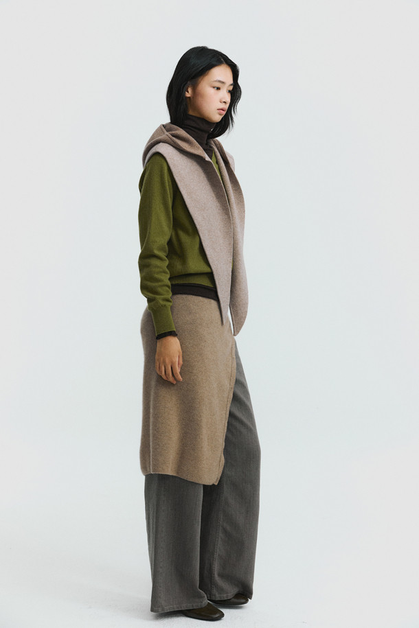 따뜻하고 포근한 분위기를 연출하는 후드 케이프 (브라운)입니다. 양모와 캐시미어 혼방의 부드러운 촉감과 두꺼운 두께감으로 가을, 겨울철 따뜻하게 몸을 감싸줍니다. 이중직 소재와 톤온톤 배색, 숄더라인 케이프 디자인이 모던하면서도 우아한 스타일을 완성합니다. 모임룩, 출근룩 등 다양한 TPO에 활용 가능하며, 클래식, 미니멀, 시크한 스타일을 연출하기 좋습니다. 깊은 모자 깊이의 후드로 보온성을 더했습니다.
