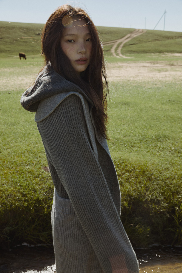 다크 그레이 후드 케이프는 여성스러운 매력을 더하는 아우터입니다. 양모와 캐시미어 혼방 소재로 제작되어 부드러운 촉감과 뛰어난 보온성을 자랑하며, 롱 기장에 루즈핏으로 편안하게 착용 가능합니다. 후드 디자인과 숄더 케이프 디테일이 돋보이며, 오픈 방식으로 간편하게 스타일링할 수 있습니다. 가을, 겨울철 출근룩 또는 모임룩에 클래식하면서도 모던한 스타일을 연출해보세요. 
