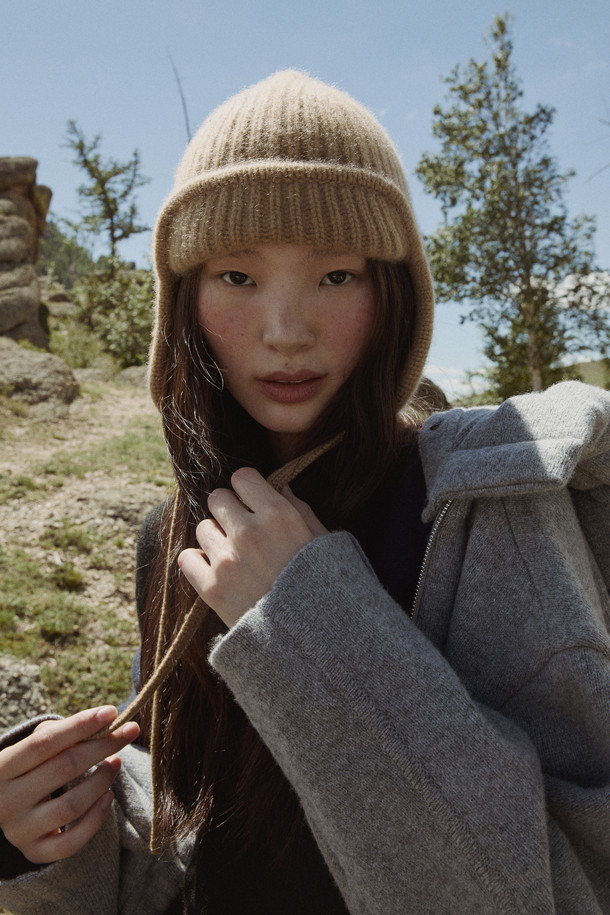 캐시미어 이어플랩 (카멜)은 부드러운 촉감의 몽골산 캐시미어 100%로 제작되어 뛰어난 보온성을 자랑하는 겨울철 필수 아이템입니다. 볼드한 골지 짜임과 턱선까지 내려오는 디자인으로 클래식, 미니멀, 캐주얼 등 다양한 스타일 연출에 용이합니다. 앞부분 접힘 디테일과 귀를 덮는 깊이로 디자인되어 따뜻함과 스타일을 동시에 잡았습니다. 차분하고 세련된 카멜 컬러는 어떤 룩에도 자연스럽게 어울립니다. 추운 겨울, 캐시미어 이어플랩 (카멜)으로 따뜻하고 멋스럽게 스타일을 완성하세요.
