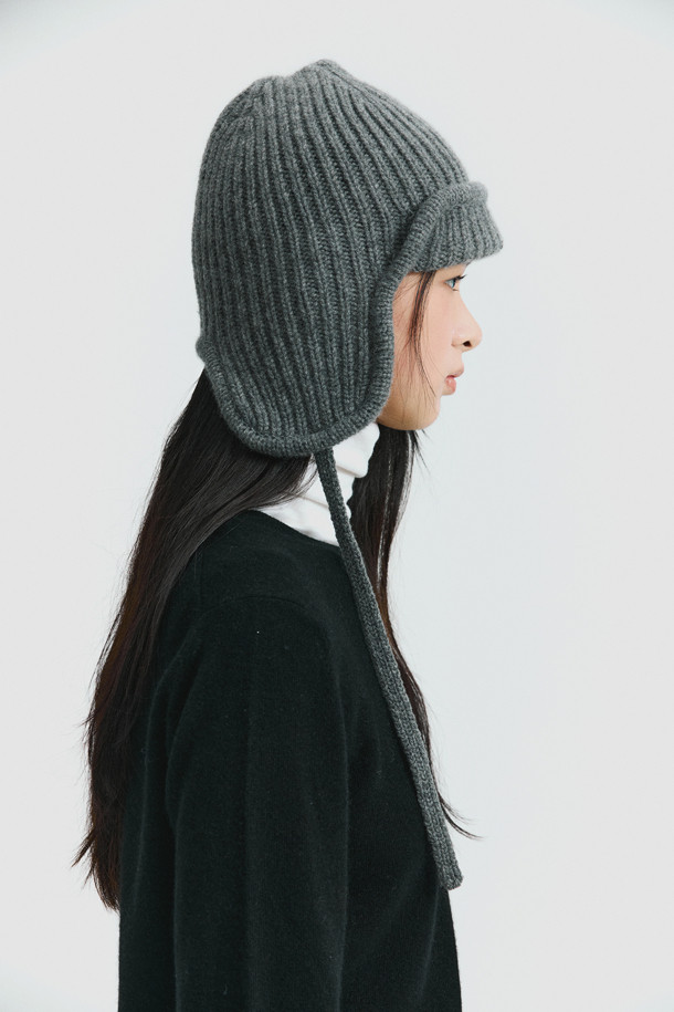 캐시미어 이어플랩 (그레이)는 부드러운 촉감과 두꺼운 두께로 따뜻함을 선사하는 겨울철 필수 아이템입니다. 귀를 완전히 덮는 디자인과 턱선까지 내려오는 길이로 보온성을 극대화하며, 앞부분 접힘 디테일이 돋보입니다. 골지 패턴과 스트링 장식이 클래식하면서도 미니멀한 스타일을 연출하여 다양한 캐주얼 룩에 매치하기 좋습니다. 공용으로 착용 가능한 디자인으로, 추운 날씨에도 스타일리시함을 잃지 않도록 도와줍니다.
