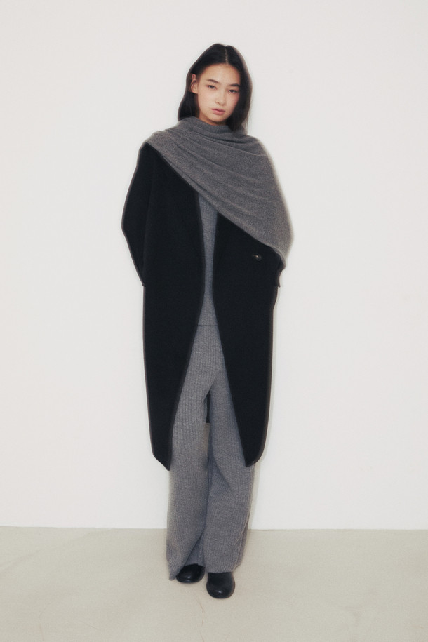 캐시미어 핸드메이드 코트 (블랙)는 가을과 겨울, 당신의 스타일을 완성해 줄 여성용 아우터입니다. 부드러운 촉감과 고급스러운 광택이 돋보이는 캐시미어 소재로 제작되었으며, 보온성이 뛰어나 추운 날씨에도 따뜻하게 착용할 수 있습니다. 베이직하고 클래식한 디자인으로 출근룩, 오피스룩, 모임룩 등 다양한 TPO에 활용 가능하며, 싱글 버튼 여밈과 레귤러핏으로 세련된 실루엣을 연출합니다. 카라와 포켓 디테일이 돋보이며, 내구성이 뛰어나 오랫동안 변함없이 즐겨 입을 수 있습니다.
