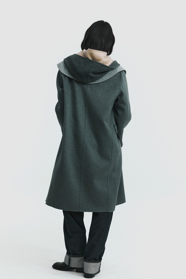 캐시미어 핸드메이드 코트 (그레이)는 가을과 겨울, 일상에서 세련된 스타일을 연출하는 여성용 코트입니다. 부드러운 촉감의 캐시미어 소재로 제작되어 고급스러운 외관과 가벼운 착용감, 뛰어난 보온성을 자랑합니다. 레귤러 핏에 싱글 버튼 여밈 방식, 무지 디자인으로 미니멀하고 베이직한 스타일을 완성합니다. 오피스룩, 출근룩, 모임룩 등 다양한 TPO에 활용 가능하며, 클래식, 미니멀, 시크한 무드를 연출합니다. 포켓과 카라 디테일이 돋보이는 핸드메이드 코트로, 당신의 겨울 스타일을 더욱 돋보이게 해 줄 것입니다.
