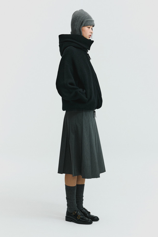 블랙 컬러의 더블페이스 재킷으로, 가을과 겨울 시즌에 당신의 스타일을 완성해 줄 여성용 아우터입니다. 울과 캐시미어 혼방 소재로 제작되어 부드러운 촉감과 뛰어난 보온성을 제공하며, 두꺼운 두께감으로 포근하게 착용할 수 있습니다. 미니멀하고 베이직한 디자인으로 출근룩, 모임룩 등 다양한 TPO에 활용 가능하며, 오버핏 실루엣과 큼직한 후드, 밑단 스토퍼, 동그란 소매 라인이 특징입니다. 집업과 스냅 버튼 여밈 방식으로 편안하게 착용할 수 있으며, 크롭 기장으로 세련된 스타일을 연출합니다.
