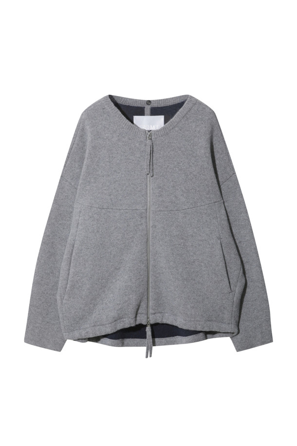 그레이 컬러의 더블 페이스드 재킷입니다. 울과 캐시미어 혼방 소재로 제작되어 부드러운 촉감과 뛰어난 보온성을 제공하며 가을, 겨울 시즌에 착용하기 좋습니다. 오버핏으로 디자인되어 편안한 착용감을 선사하며, 큼직한 후드와 밑단 스토퍼 디테일이 특징입니다. 양면 이중직으로 제작되어 볼륨감 있는 실루엣을 연출하며, 동그란 소매 라인으로 포인트를 더했습니다. 출근룩, 모임룩 등 다양한 TPO에 캐주얼, 클래식, 미니멀 스타일로 활용하기 좋습니다.
