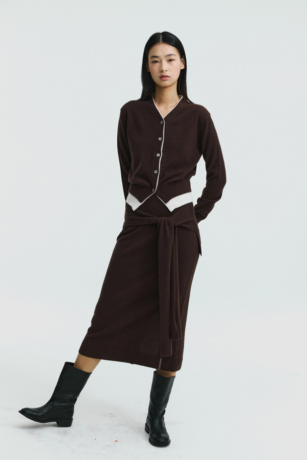 몽골산 캐시미어 100% 소재의 Tie-waist 스커트(브라운)입니다. H라인 핏으로 미니멀하고 클래식한 분위기를 연출하며, 부드러운 촉감과 두꺼운 두께로 겨울철에도 따뜻하게 착용할 수 있습니다. 랩 스타일의 디자인에 스카프 패널과 매듭 디테일이 더해져 세련된 포인트를 줍니다. 뒷트임이 있어 활동성을 높였으며, 오피스룩, 모임룩, 데이트룩 등 다양한 TPO에 활용 가능합니다. 시크한 스타일을 선호하는 여성분들께 추천합니다.
