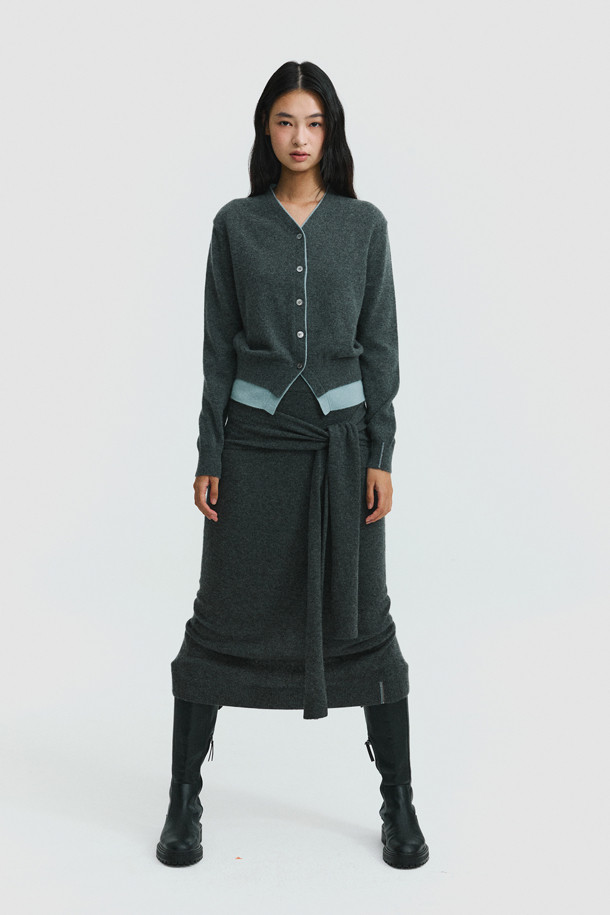 캐시미어 소재의 타이 웨이스트 스커트 (그레이)입니다. 부드러운 촉감과 보온성을 갖춘 두꺼운 두께로 겨울철에도 따뜻하게 착용할 수 있습니다. H라인 핏에 무지 패턴으로 미니멀하고 베이직한 스타일을 연출하며, 스카프 패널과 매듭 디테일이 포인트입니다. 뒷트임으로 활동성을 더했으며, 출근룩, 오피스룩, 모임룩 등 다양한 TPO에 클래식, 미니멀, 시크한 분위기를 더해줍니다. 레귤러핏으로 편안하게 착용 가능합니다.
