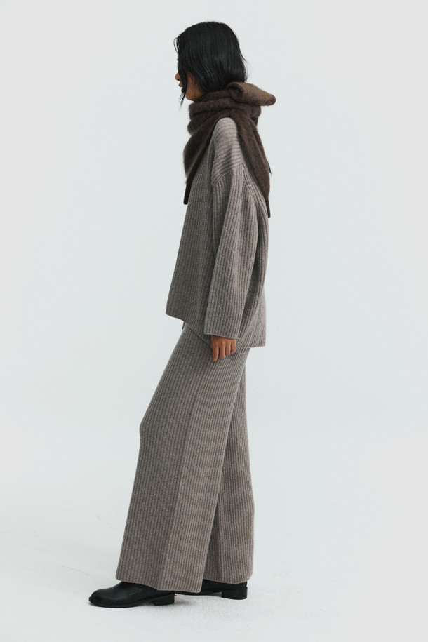 캐시미어와 울 혼방 소재로 부드러운 촉감이 돋보이는 "청키 와이드 팬츠" 베이지 컬러입니다. 탄탄한 골지 짜임과 루즈핏으로 편안하면서도 고급스러운 실루엣을 연출합니다. 와이드 핏에 두꺼운 두께감으로 가을, 겨울 시즌 따뜻하게 착용할 수 있으며, 밴딩 처리로 체형에 구애 없이 편안하게 즐길 수 있습니다. 데일리룩, 집콕룩, 라운지웨어 등 다양한 TPO에 활용 가능하며, 클래식, 미니멀, 캐주얼 스타일 모두 소화 가능한 베이직 아이템입니다.
