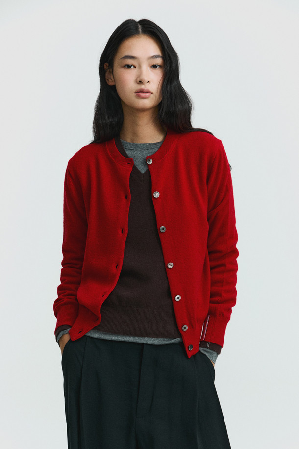 [Re-order] 베이스 레이어 라운드 (그레이)는 부드러운 촉감의 슬림핏 긴소매 베이스 레이어입니다. 라이오셀, 울, 폴리우레탄 혼방 소재로 제작되어 봄, 가을, 겨울 시즌에 보온성을 제공합니다. 라운드넥 디자인의 무지 스타일로, 일상복뿐만 아니라 출근룩, 여행룩 등 다양한 TPO에 활용 가능합니다. 미니멀, 클래식, 캐주얼 스타일을 즐기는 분들께 적합하며, 레이어드하여 더욱 폭넓게 활용할 수 있습니다.
