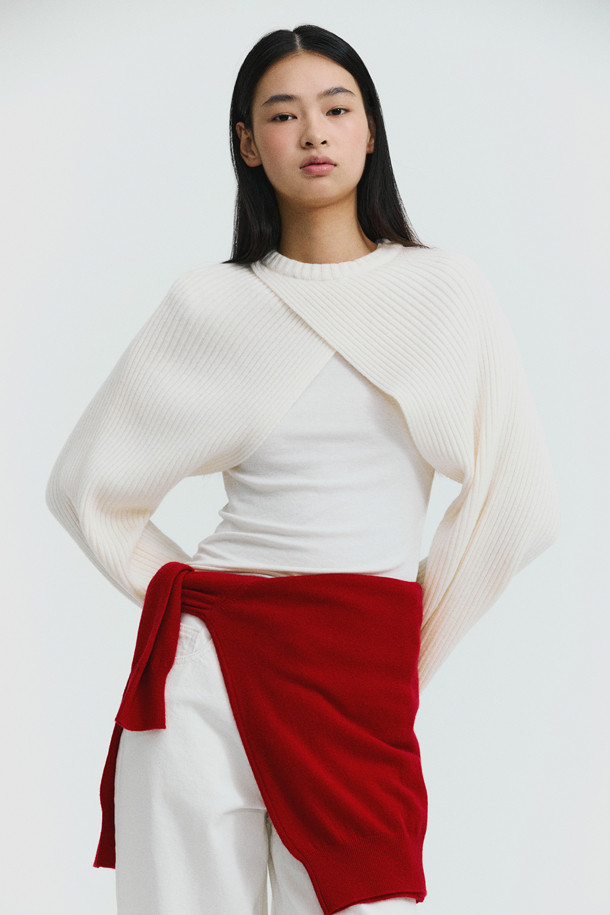 [Re-order] 베이스 레이어 라운드 (화이트)는 미니멀하고 클래식한 스타일을 추구하는 분들을 위한 사계절용 베이스 레이어입니다. 라이오셀, 울, 폴리우레탄 혼방 소재로 제작되어 부드러운 촉감과 슬림핏을 제공하며, 보온성과 신축성이 뛰어납니다. 라운드넥, 긴소매 디자인에 얇은 두께로 제작되어 레이어드하여 다양한 스타일을 연출할 수 있습니다. 무지 디자인의 화이트 컬러로 어떤 옷에도 매치하기 용이하며, 일상에서 편안하게 착용하기 좋습니다.
