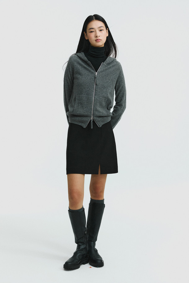 [Re-order] 베이스 레이어 터틀넥 (블랙)은 부드러운 촉감과 보온성을 갖춘 여성용 터틀넥입니다. 라이오셀, 울, 폴리우레탄 혼방 소재로 제작되어 얇지만 따뜻하게 착용할 수 있습니다. 베이직한 스타일과 레귤러 핏으로 어떤 옷에도 레이어드하기 좋으며, 겨울철 데일리룩에 활용하기 좋습니다. 블랙 컬러의 무지 디자인으로 미니멀하고 클래식한 분위기를 연출합니다. 긴 소매 기장의 터틀넥으로, 추운 날씨에도 따뜻하고 편안하게 스타일을 완성할 수 있습니다.
