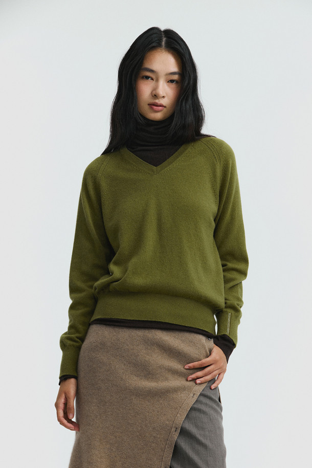 부드러운 촉감의 베이스 레이어 터틀넥 (브라운)입니다. 라이오셀, 울, 폴리우레탄 혼방 소재로 제작되어 얇지만 뛰어난 보온성을 제공합니다. 겨울철 데일리룩 또는 집콕룩에 활용하기 좋으며, 미니멀, 클래식, 캐주얼 등 다양한 스타일 연출에 용이합니다. 레귤러핏으로 편안하게 착용 가능하며, 레이어드하여 더욱 따뜻하게 입을 수 있습니다.
