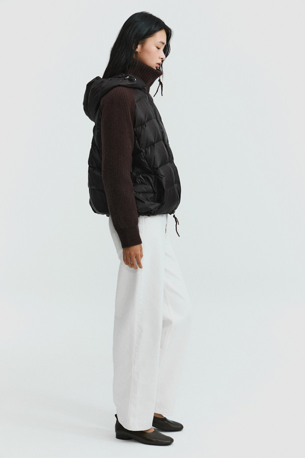 캐시미어 점퍼 (브라운)는 여성 고객을 위한 아우터 점퍼입니다. 가을과 겨울, 일상과 출근, 모임 자리에서 고급스러우면서도 클래식한 스타일을 연출할 수 있습니다. 부드러운 촉감의 캐시미어와 나일론 혼방 소재로 제작되었으며, 두꺼운 두께감으로 보온성을 높였습니다. 프랑스산 안감과 후드 및 밑단 스토퍼, 구스다운 충전재(솜털 80%, 깃털 20%)는 뛰어난 기능성을 제공합니다. 긴 소매, 레귤러핏에 집업 방식으로 편안하게 착용할 수 있습니다.
