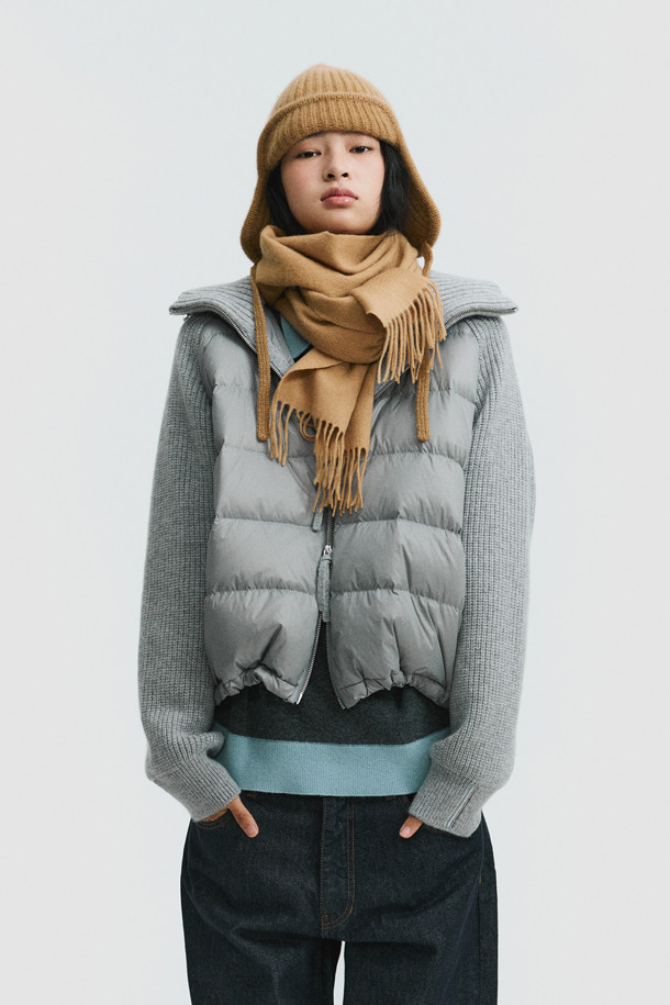 라이트 그레이 컬러의 캐시미어 점퍼는 여성 고객을 위한 겨울철 필수 아이템입니다. 미니멀하고 클래식한 스타일로, 출근룩과 모임룩에 모두 잘 어울립니다. 부드러운 촉감의 캐시미어, 나일론 혼방 소재에 두꺼운 두께감으로 따뜻함을 선사하며, 긴 소매와 레귤러핏으로 편안한 착용감을 제공합니다. 후드와 밑단 스토퍼 조절이 가능하며, 구스다운 충전재(솜털 80%, 깃털 20%)와 나일론 안감으로 보온성을 높였습니다. 
