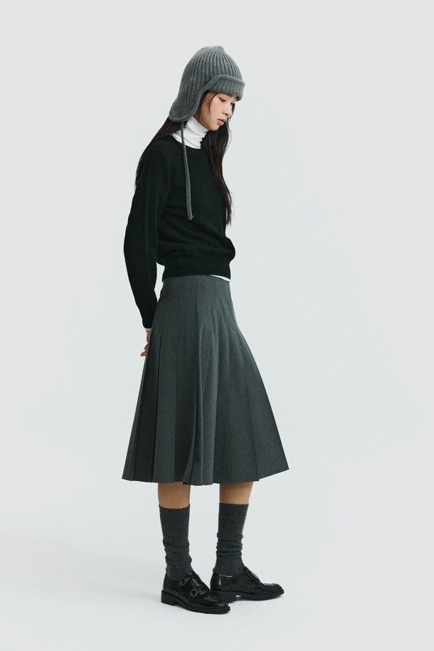 몽골산 캐시미어 100% 소재의 클래식 라운드 스웨터 (블랙)입니다. 부드러운 촉감과 가벼운 무게감이 특징이며, 높은 보온성을 제공하여 겨울철 따뜻하게 착용할 수 있습니다. 레귤러 핏에 라운드넥 디자인으로, 오피스룩, 출근룩, 모임룩 등 다양한 TPO에 활용 가능합니다. 앞 단 사선 스티치와 립조직 소매단 디테일이 돋보이며, 미니멀하고 세련된 스타일을 연출합니다. 베이직한 디자인으로 유행을 타지 않고 오랫동안 즐겨 입을 수 있는 아이템입니다.
