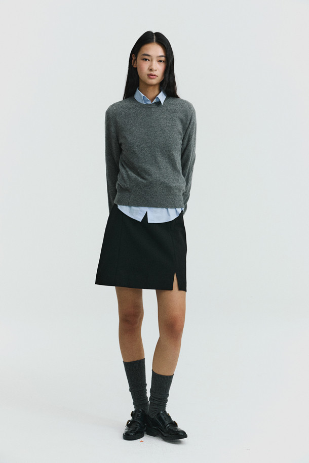 클래식 라운드 스웨터 (그레이)는 부드러운 촉감과 뛰어난 보온성을 자랑하는 여성용 겨울 스웨터입니다. 몽골산 캐시미어 100% 소재로 제작되어 고급스러운 착용감을 선사하며, 레귤러 핏과 라운드넥 디자인으로 클래식하고 베이직한 스타일을 연출합니다. 앞단 사선 스티치와 립조직 소매단 디테일이 돋보이며, 가벼운 무게감으로 편안하게 착용할 수 있습니다. 오피스룩과 출근룩에 잘 어울리는 미니멀한 디자인으로, 다양한 스타일링에 활용하기 좋습니다.
