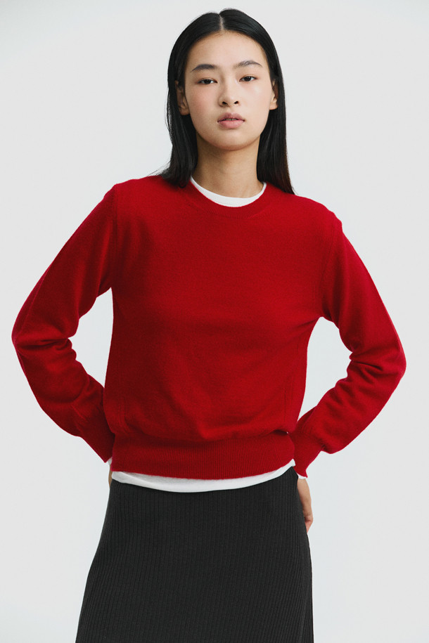 클래식 라운드 스웨터(레드)는 몽골산 캐시미어 100%로 제작되어 부드러운 촉감과 뛰어난 보온성을 자랑합니다. 라운드넥과 긴 소매, 레귤러핏으로 디자인되어 클래식하고 미니멀한 스타일을 연출하며, 일상 및 출근룩, 모임룩에 모두 잘 어울립니다. 크롭 기장에 앞단 사선 스티치 디테일이 돋보이며, 립조직 소매단으로 포인트를 더했습니다. 가벼운 무게감으로 편안하게 착용 가능하며, 겨울철 따뜻함을 선사합니다.
