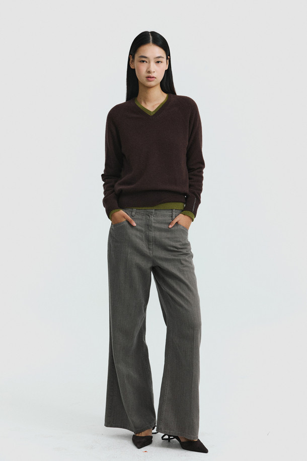 **클래식 브이넥 스웨터 (브라운)**

몽골산 캐시미어 100% 소재로 제작되어 부드러운 촉감과 가벼운 착용감을 선사하는 브라운 컬러의 여성용 브이넥 스웨터입니다. 가을, 겨울 시즌에 어울리는 레귤러 핏의 긴소매 디자인으로, 클래식하고 베이직한 스타일을 연출합니다. 얇은 두께감으로 다양한 이너와 레이어드하여, 출근룩, 오피스룩, 모임룩 등 폭넓은 TPO에 활용 가능합니다. 미니멀한 디자인으로 유행을 타지 않아 오랫동안 즐겨 입을 수 있으며, 캐시미어 특유의 고급스러운 분위기를 더합니다.
