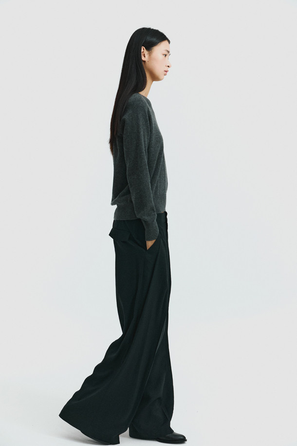 클래식 브이넥 스웨터 (그레이)는 몽골산 캐시미어 100% 소재로 제작되어 부드러운 촉감과 가벼운 착용감을 선사합니다. 가을과 겨울, 일상에서 활용하기 좋은 베이직하고 클래식한 디자인으로, 레귤러핏과 긴 소매 기장으로 편안함을 더했습니다. 얇은 두께감으로 레이어드하여 다양한 스타일을 연출할 수 있으며, 출근룩, 비즈니스 캐주얼, 모임룩 등 TPO에 맞춰 활용 가능합니다. 차콜, 브라운 컬러도 준비되어 있습니다.
