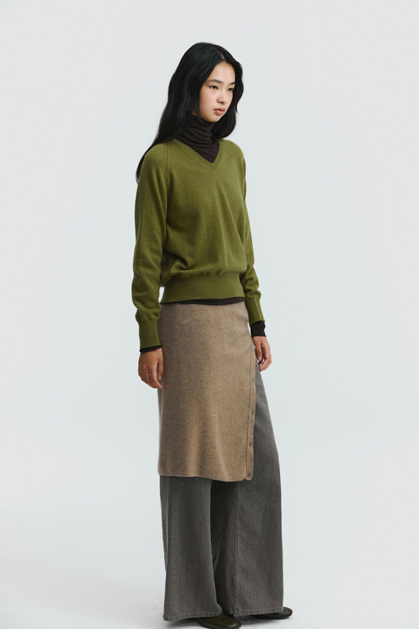 올리브 색상의 클래식 브이넥 스웨터는 가을과 겨울, 당신의 일상과 오피스룩에 우아함을 더해줄 여성 니트입니다. 몽골산 캐시미어 100% 소재로 제작되어 부드러운 촉감과 뛰어난 보온성을 자랑하며, 가벼운 무게감으로 편안한 착용감을 선사합니다. 레귤러핏 디자인과 긴 소매, 무지 패턴이 어우러져 클래식하고 미니멀한 스타일을 연출하며, 레이어드하여 다양한 스타일을 소화할 수 있습니다. 출근룩, 모임룩 등 다양한 TPO에 활용 가능하며, 얇은 두께감으로 간절기에도 부담 없이 즐길 수 있습니다.
