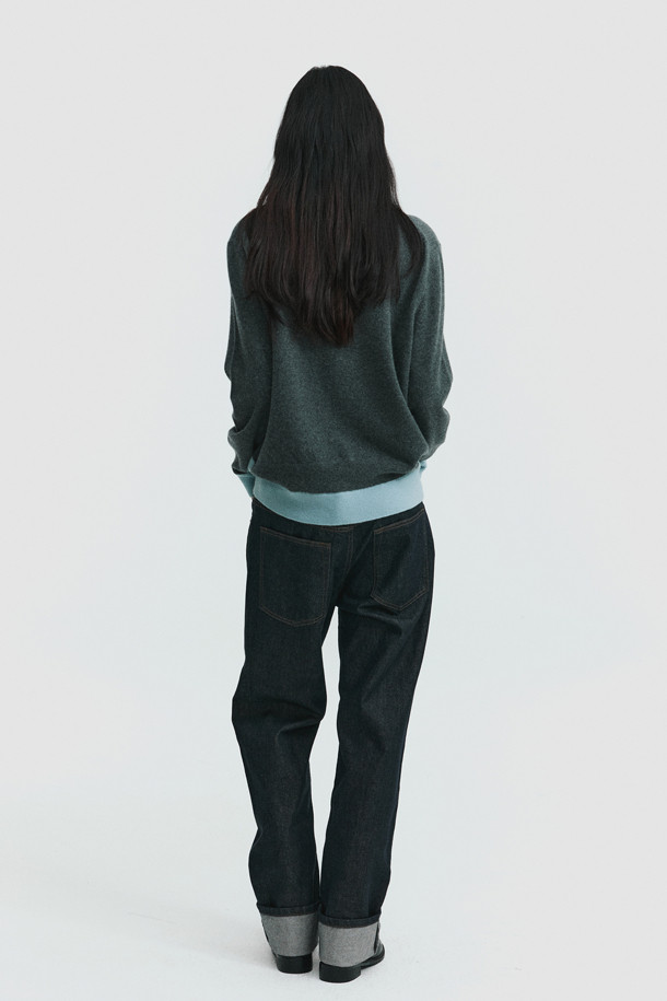 세련된 감각을 더하는 투톤 폴로 스웨터 (Grey)입니다. 몽골산 캐시미어 100% 소재로 제작되어 부드러운 촉감과 뛰어난 보온성을 자랑합니다. 차분한 그레이와 블루 컬러의 조화가 돋보이며, 클래식하고 미니멀한 스타일을 연출합니다. 폴로넥 디자인과 자개 단추 디테일이 고급스러움을 더하며, 레귤러핏으로 편안하게 착용할 수 있습니다. 오피스룩, 출근룩, 모임룩 등 다양한 TPO에 활용하여 세련된 스타일을 완성해 보세요.
