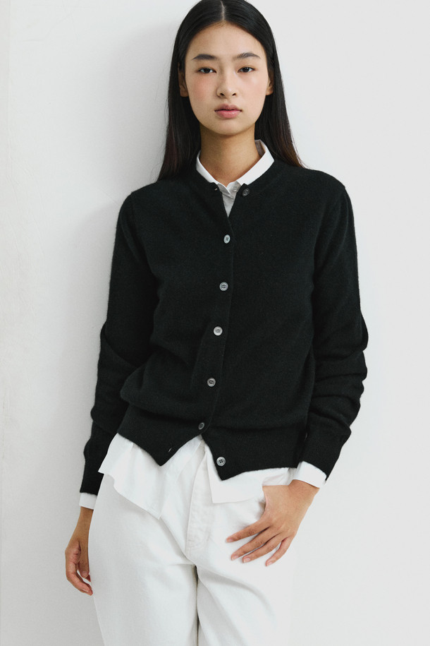 몽골산 캐시미어 100% 소재의 클래식 버튼 가디건(블랙)입니다. 가을과 겨울, 일상에서 착용하기 좋으며, 레귤러 핏과 라운드넥 디자인으로 어떤 스타일에도 잘 어울립니다. 얇은 두께감으로 부드러운 촉감을 선사하며, 보온성을 유지해 줍니다. 출근룩, 오피스룩, 모임룩 등 다양한 TPO에 활용 가능하며, 미니멀하고 시크한 스타일을 연출하기 좋습니다. 소매는 긴 소매이며, 휴대성이 높아 실용적입니다.
