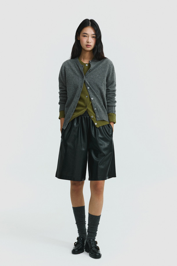 몽골산 캐시미어 100% 소재의 클래식 버튼 가디건입니다. 가볍고 부드러운 촉감으로 가을, 겨울철 따뜻하게 착용할 수 있으며, 일상, 오피스룩, 출근룩, 모임룩 등 다양한 TPO에 활용 가능합니다. 레귤러핏 디자인에 라운드넥으로 제작되었으며, 베이직하고 미니멀한 스타일을 연출합니다. 얇은 두께로 제작되어 휴대성이 높으며, 라운드 스웨터와 셋업으로도 코디할 수 있습니다.
