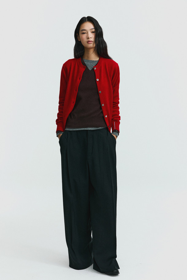 [Re-order] 클래식 버튼 가디건 (레드)는 몽골산 캐시미어 100% 소재로 제작되어 부드러운 촉감을 자랑하며, 가을과 겨울에 따뜻하게 착용할 수 있습니다. 라운드넥 디자인에 레귤러핏으로 제작되어 베이직하고 클래식한 스타일을 연출하며, 버튼 여밈 방식으로 간편하게 착용 가능합니다. 얇은 두께감으로 휴대성이 뛰어나며, 다양한 이너와 레이어드하여 오피스룩, 출근룩, 모임룩 등 TPO에 맞춰 활용할 수 있습니다. 라운드 스웨터와 셋업으로도 연출하여 미니멀한 스타일을 완성할 수 있습니다.
