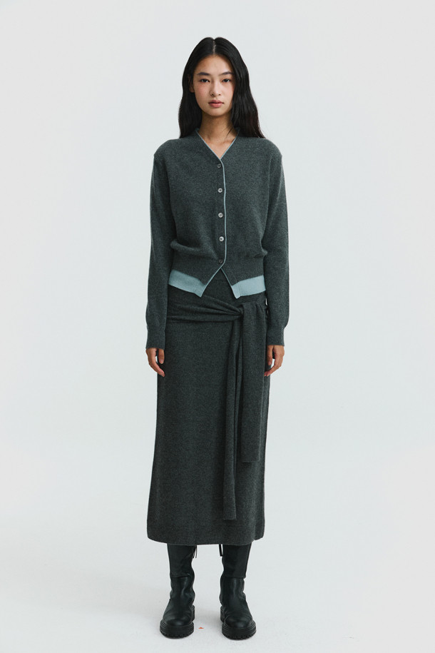 **투톤 가디건 (그레이)**는 부드러운 촉감의 몽골산 캐시미어 100% 소재로 제작되어 가을과 겨울, 따뜻하고 포근하게 착용하기 좋습니다. 미니멀하고 베이직한 디자인으로 출근룩, 모임룩 등 다양한 TPO에 활용할 수 있으며, 레귤러 핏과 긴소매 기장으로 어떤 스타일에도 잘 어울립니다. 넥라인과 밑단의 투톤 컬러 배색이 은은한 포인트를 더하며, 얇은 두께감으로 레이어드하여 더욱 다채로운 스타일링을 연출할 수 있습니다. 가벼운 무게감으로 편안하게 착용 가능하며, 부드러운 캐시미어 소재가 고급스러운 분위기를 선사합니다.
