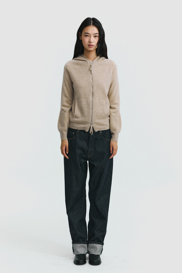 몽골산 캐시미어 100% 소재의 후드 가디건(베이지)입니다. 부드러운 촉감과 보온성을 갖춘 두꺼운 두께감으로 가을, 겨울철 따뜻하게 착용하기 좋습니다. 집업 스타일로 간편하게 입고 벗을 수 있으며, 베이직하고 캐주얼한 무드를 연출합니다. 넉넉한 후드 크기와 소매단 하찌조직 포인트, 브랜드 로고가 각인된 지퍼 디테일이 돋보입니다. 일상룩, 집콕룩, 산책룩 등 다양한 TPO에 캐주얼, 미니멀, 클래식 스타일로 활용하기 좋습니다.
