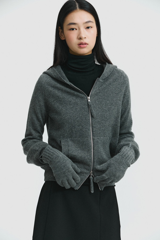 몽골산 캐시미어 100%로 제작되어 부드러운 촉감이 특징인 후드 카디건 (그레이)입니다. 긴 소매와 레귤러 핏으로 편안한 착용감을 선사하며, 두꺼운 두께감으로 가을, 겨울철 보온성을 높였습니다. 넉넉한 후드 크기와 소매단 하찌조직 포인트 디테일이 돋보이며, 브랜드 로고가 각인된 지퍼로 고급스러움을 더했습니다. 집콕룩, 산책룩, 출근룩 등 다양한 TPO에 캐주얼, 미니멀, 클래식 스타일로 활용하기 좋습니다.
