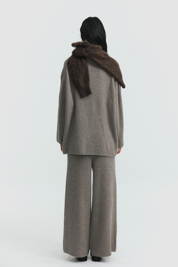 베이지 색상의 청키 스웨터입니다. 캐시미어와 울 혼방 소재로 제작되어 부드럽고 포근한 착용감을 선사합니다. 롱 기장의 루즈핏으로 편안하게 착용 가능하며, 와이드 소매단과 앞뒤 기장 차이, 둥근 밑단으로 포인트를 더했습니다. 케이블 패턴이 돋보이며, 라운드넥과 긴 소매 디자인으로 가을, 겨울철 데일리룩과 집콕룩, 미니멀, 캐주얼, 클래식 스타일 모두 소화 가능합니다. 체형 커버에도 효과적입니다.