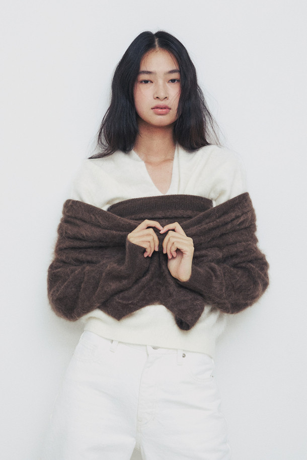 부드러운 촉감의 헤어리 캐시미어 스웨터 (브라운)입니다. 두꺼운 두께감으로 가을, 겨울 시즌 따뜻하게 착용할 수 있으며, 루즈핏과 브이넥 디자인으로 편안하면서도 세련된 스타일을 연출합니다. 베이직한 무드의 무지 디자인은 클래식, 미니멀, 캐주얼 등 다양한 스타일과 쉽게 매치할 수 있습니다. 브러싱 처리와 기모감으로 풍성한 텍스처를 더해 포근한 느낌을 선사하며, 겨울 데일리룩, 집콕룩, 카페룩 등 폭넓게 활용할 수 있습니다. 긴 소매 기장의 여성 니트/스웨터입니다.
